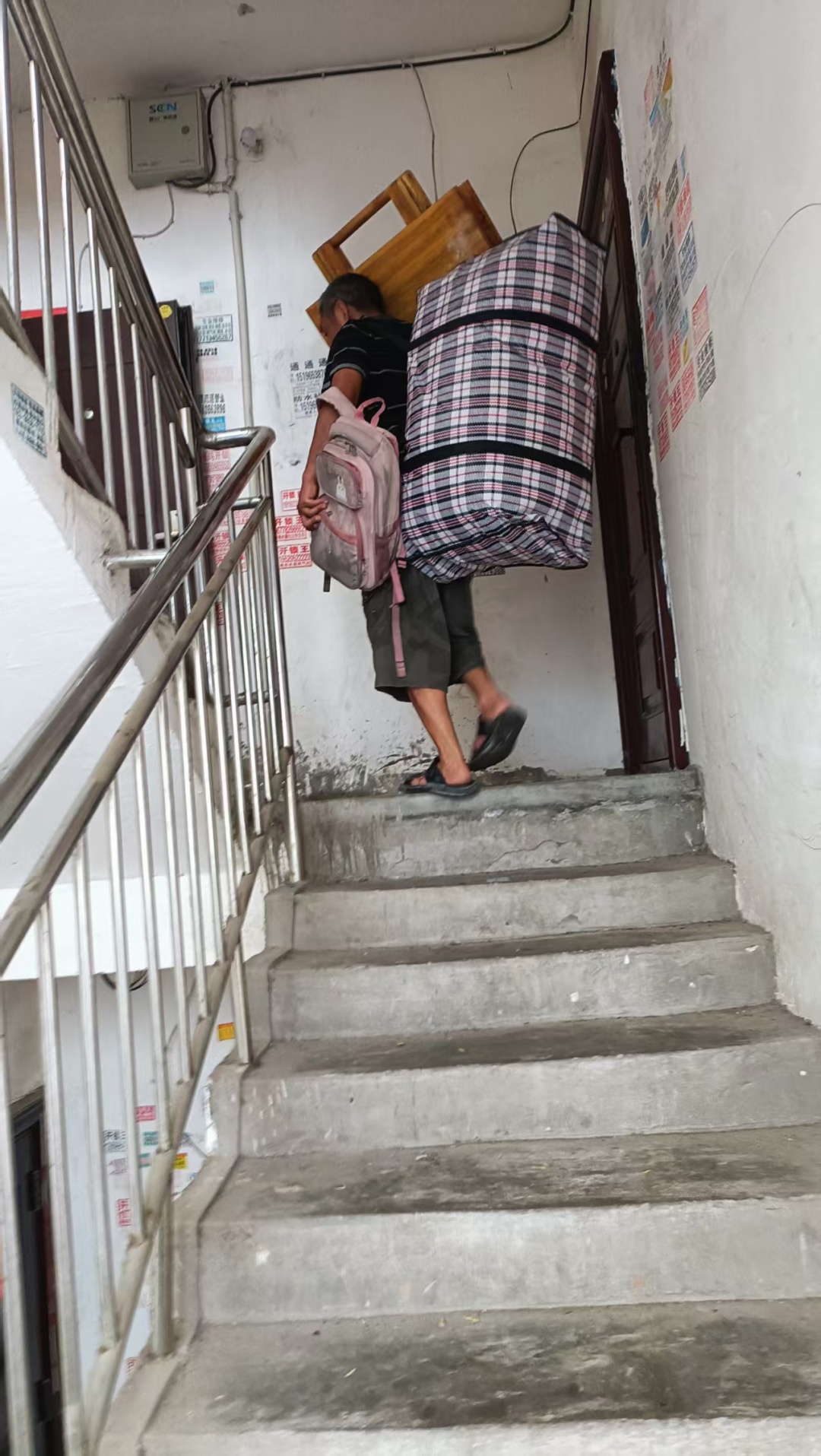 居民搬家爬楼